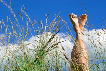 Füße und blauer Himmel