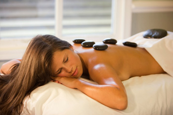Entspannung mit Hot Stone Massage